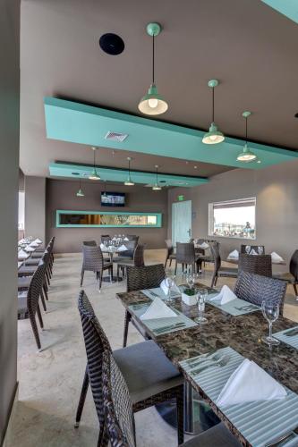 a dining room with tables and chairs in a restaurant at GHL Hotel Monteria in Montería