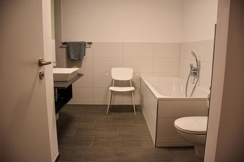 een badkamer met een toilet, een bad en een wastafel bij Ferienwohnung Bodenseeblick Nr 7 in Scheidegg