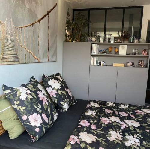 - une chambre avec un lit fleuri dans l'établissement Le PARADIS Joli cocon bien agencé avec terrasse traversante, à Boulogne-Billancourt