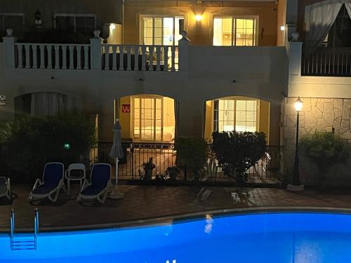 - Vistas a una casa desde la piscina por la noche en Orion, en Palm-mar
