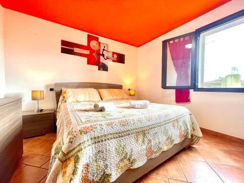1 dormitorio con 1 cama con techo naranja en Orange House, en Bari Sardo