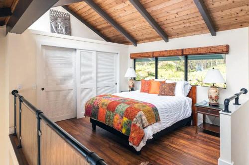 1 dormitorio con cama y ventana en Hale Ho'okipa, en Volcano