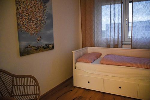 シャイデックにあるFerienwohnung Bodenseeblick Nr 6の小さなベッドルーム(ベッド1台、窓付)