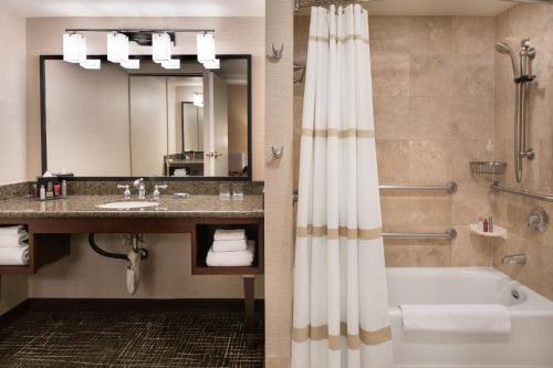 La salle de bains est pourvue d'une baignoire, d'un lavabo et d'une douche. dans l'établissement Las Vegas Marriott, à Las Vegas