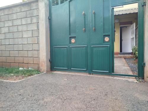 Foto dalla galleria di Furaha Masionette apartment Nyayo Estate Nairobi Kenya Nambari ya Simu sufuri saba sufuri moja moja nne tisa sufuri sufuri saba next to JKIA Jomo kenyatta International Airport,Next to SGR Nairobi 3Bedrooms,3 toilets,2bathrooms,Own compound,par a Nairobi