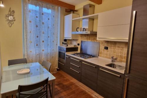 cocina con fregadero y encimera en Appartamento La casina di Chiara, en Livorno