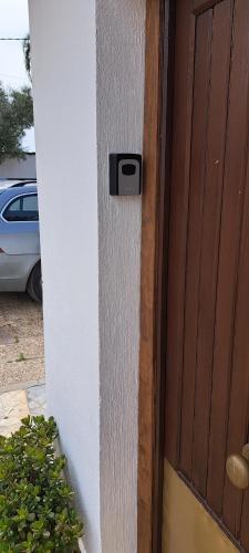 una puerta con un mango al lado de una casa en Estudio 1 Hacienda Torrepalma, en Torrepalma