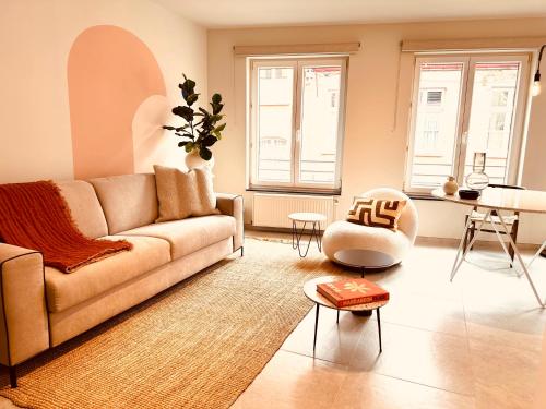 uma sala de estar com um sofá e uma mesa em New ! Superbe studio - Déco Marrakech Flair em Mons