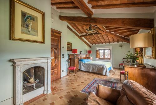 a living room with a fireplace and a bed at Smallville in Sovicille