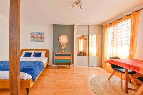 une chambre avec un lit, une table et un bureau dans l'établissement STUDIO PANTHEON, à Paris