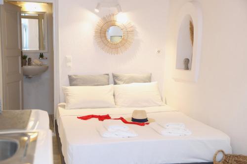 Ein Bett oder Betten in einem Zimmer der Unterkunft Whitelist Apartment NEW in Mykonos Town