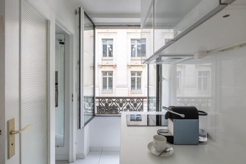 Cette chambre offre une vue sur un bâtiment. dans l'établissement Le LONGCHAMP Paris 16 ème, New and perfectly located apartment, à Paris
