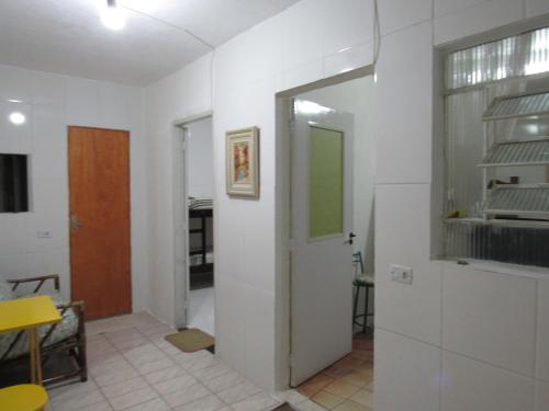 einen Flur mit Tür und Zimmer in der Unterkunft Hostel Brasil Gru in Guarulhos