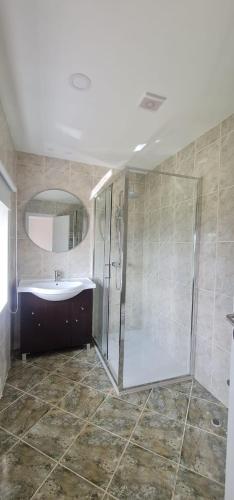 a bathroom with a shower and a sink at O Pôr do Sol do Gerês in Paradela