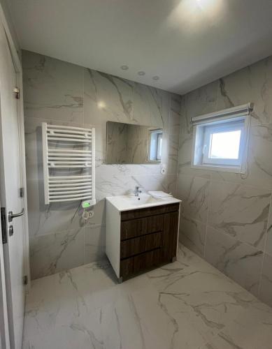 a bathroom with a sink and a mirror at O Pôr do Sol do Gerês in Paradela