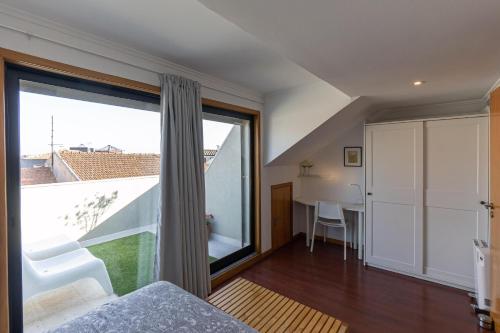 Top floor apartment with Sunny Balconies