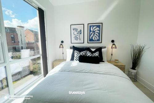 1 dormitorio con cama y ventana grande en Bridgewater House by Truestays - NEW 3 Bedroom House in Stoke-on-Trent en Etruria