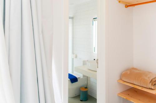 Un baño con cortina de ducha y lavabo. en Pasito Luxury Villa, en Charco del Palo
