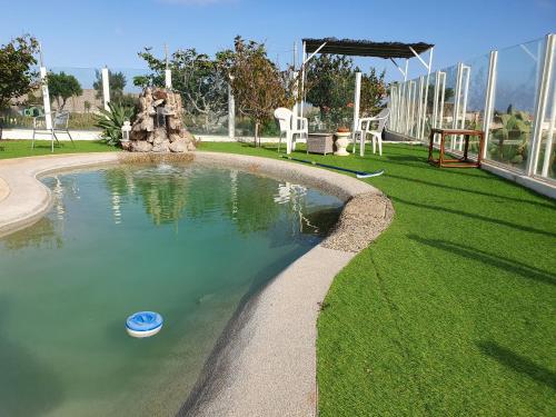 - une piscine avec une fontaine dans la cour dans l'établissement Happy Paradise 2, à Telde