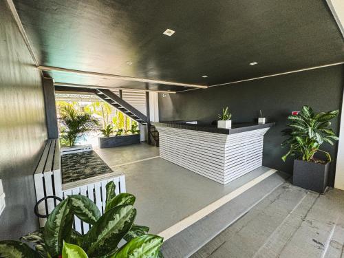 Una habitación con plantas y un mostrador con plantas. en CHICO DINA POUSADA, en Amontada