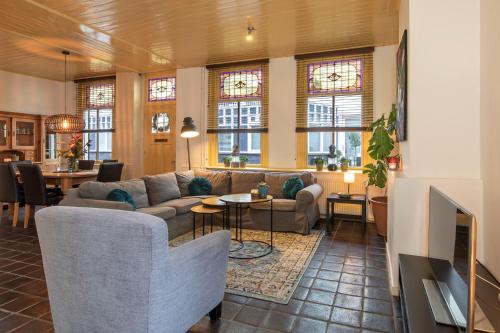 a living room with a couch and a table at Posthuisje Zandvoort in Zandvoort