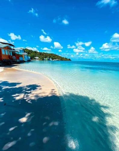 a beach with a group of houses in the water at Chalet The Palm Retreat Buye, Playa Buyé in El Cerro