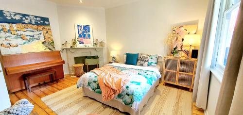 เตียงในห้องที่ Ballarat Holiday Homes - Grant Street Cottage - Natural, Boho, Coastal Vibe - 2 kms from Sovereign Hill - Sleeps 1 to 6