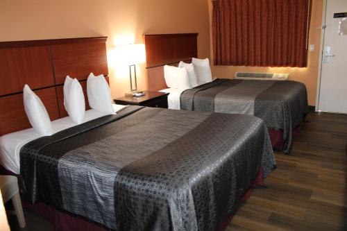 Ein Bett oder Betten in einem Zimmer der Unterkunft Rancho California Inn Temecula