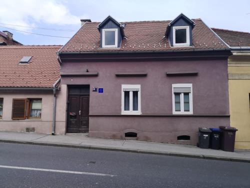 uma casa castanha ao lado de uma rua em City centre room em Zagreb