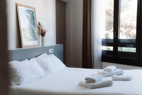 Ένα ή περισσότερα κρεβάτια σε δωμάτιο στο Hôtel Les Fougères - Hossegor
