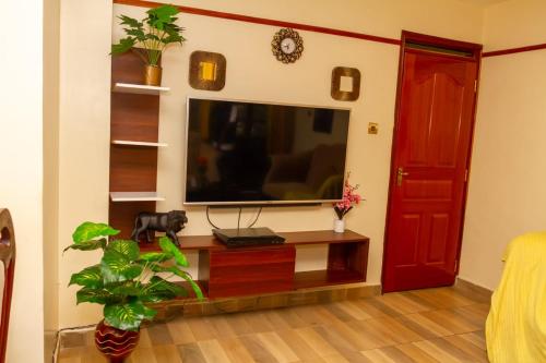 內羅畢的住宿－Prestige home and bnbs，客厅设有壁挂式平面电视。