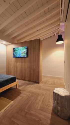een kamer met een bed en een tv aan de muur bij Private Home Studio Central Located in Miami 2 in Opa-locka