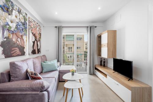 a living room with a couch and a tv at Apartamento en Fontiveros in Granada