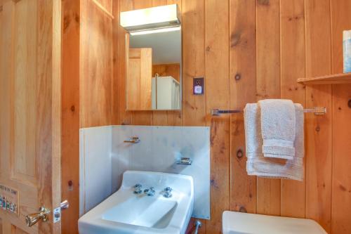 Et badeværelse på Private Island with 2 Cottages on Kezar Lake!