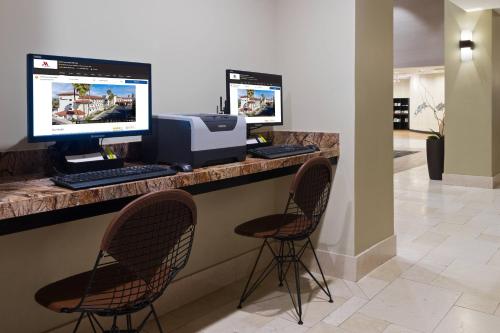 Телевизор и/или развлекательный центр в Santa Ynez Valley Marriott