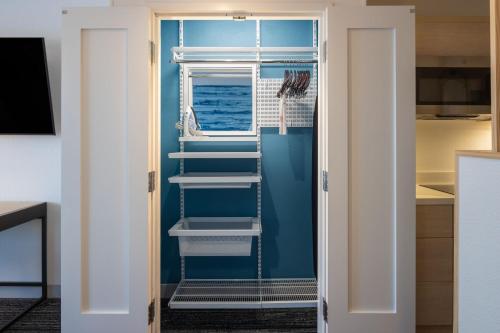 喬治城的住宿－TownePlace Suites by Marriott Georgetown，带楼梯的客房,位于带窗户的厨房