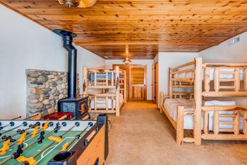 Schlafzimmer mit einem Billardtisch und Etagenbetten in der Unterkunft Ford Family Escape in Truckee