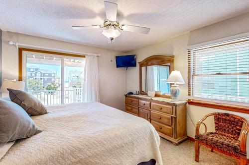 - une chambre avec un lit, une commode et une fenêtre dans l'établissement Surfs Inn #35-5, à Avon
