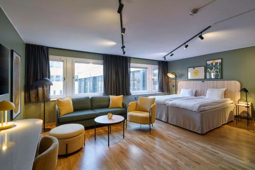 une chambre d'hôtel avec un lit et un canapé dans l'établissement Scandic Europa, à Göteborg