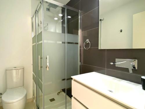 a bathroom with a shower and a toilet and a sink at Precioso apartamento a tan solo 300 m de la playa in Pilar de la Horadada