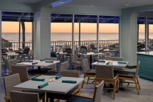 Restaurace v ubytování DoubleTree Beach Resort by Hilton Tampa Bay – North Redington Beach