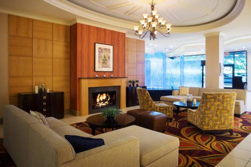 Pittsburgh Marriott City Center في بيتسبرغ: غرفة معيشة مع أريكة ومدفأة