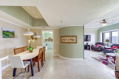 una sala da pranzo e un soggiorno con tavolo e sedie di Steps to Slopes! Sugar Top Condo with Pool and Sauna a Sugar Mountain