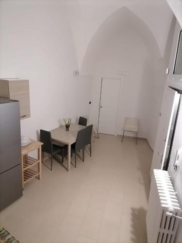 a kitchen and dining room with a table and chairs at Lips House in Gravina in Puglia