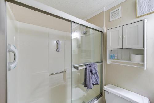 un bagno con doccia in vetro e WC di Steps to Slopes! Sugar Top Condo with Pool and Sauna a Sugar Mountain