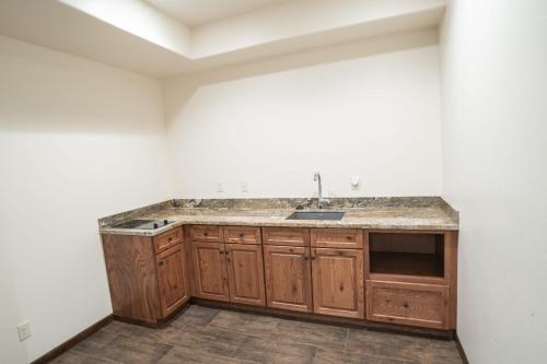 eine leere Küche mit Waschbecken in einem Zimmer in der Unterkunft Grand View - Targhee Ski Resort, Jackson, Hot Tub in Tetonia