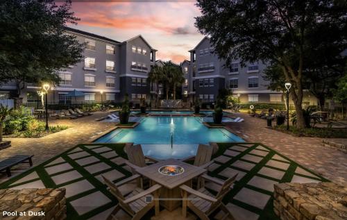 ヒューストンにあるHidden Gem at Med Center 2BR & 2BA Apartmentのホテルのプールの景色を望めます。
