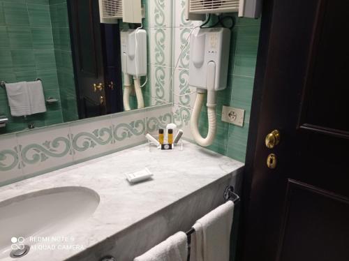 een badkamer met een wastafel en een spiegel bij Apartment Hotel Royal con balcone e vista mare in Positano