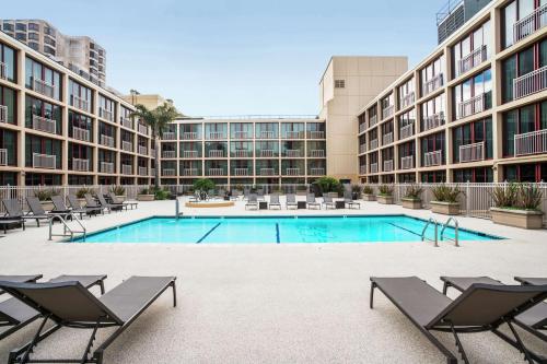 ein Schwimmbad in der Mitte eines Gebäudes in der Unterkunft Hilton San Francisco Union Square in San Francisco