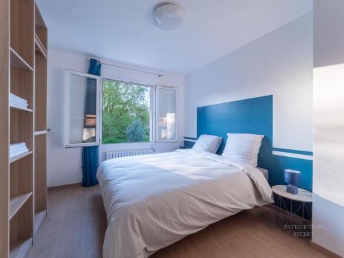 - une chambre avec un grand lit et une fenêtre dans l'établissement Maison Moderne à 5 minutes des Jeux Olympiques Nautiques / entre Disney et Paris, à Saint-Thibault-des-Vignes